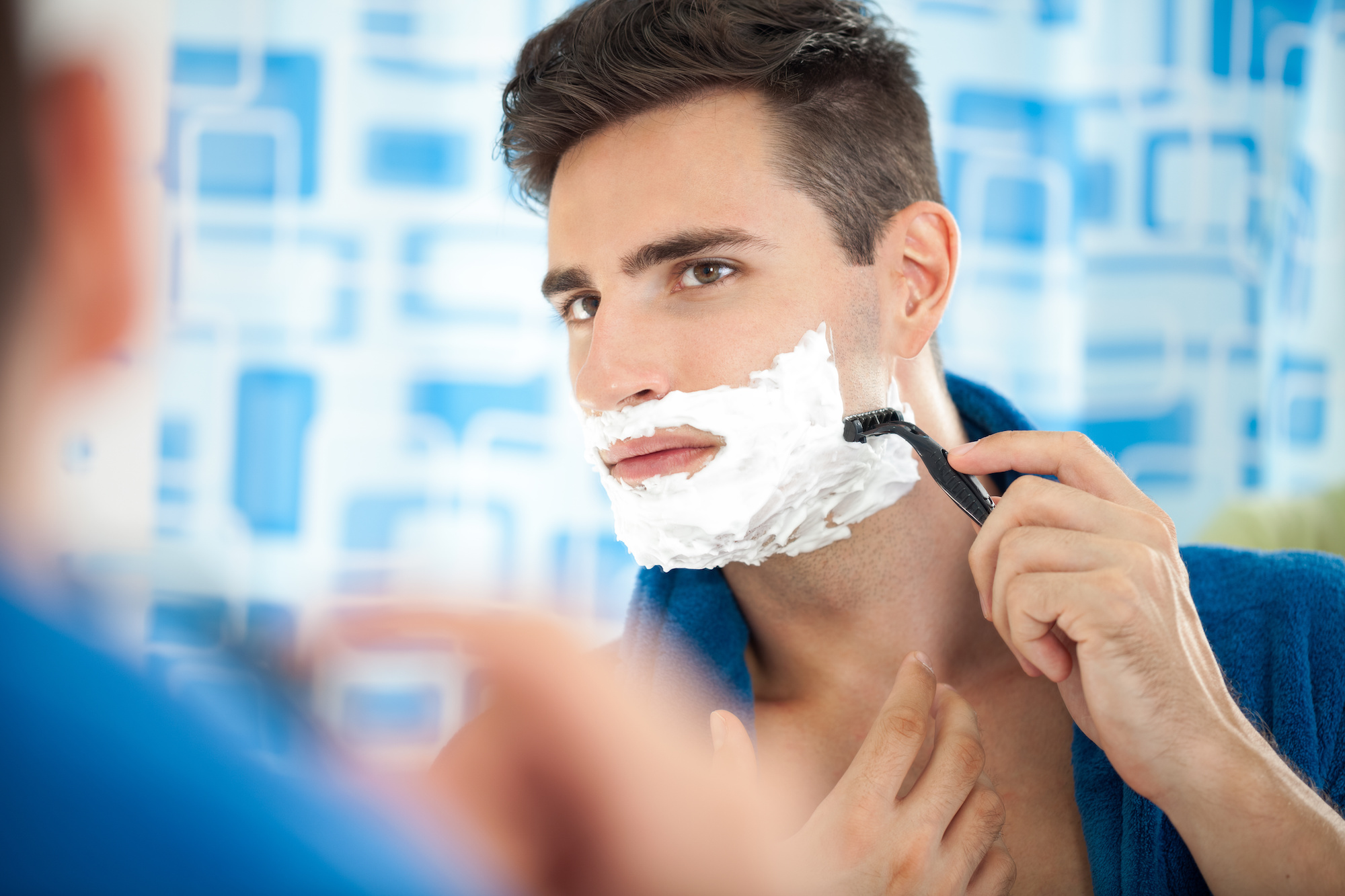 Немецко бритье. Мужчина бреется. Бритья для мужчин. Мужчина бреет лицо. Бритва для мужчин.